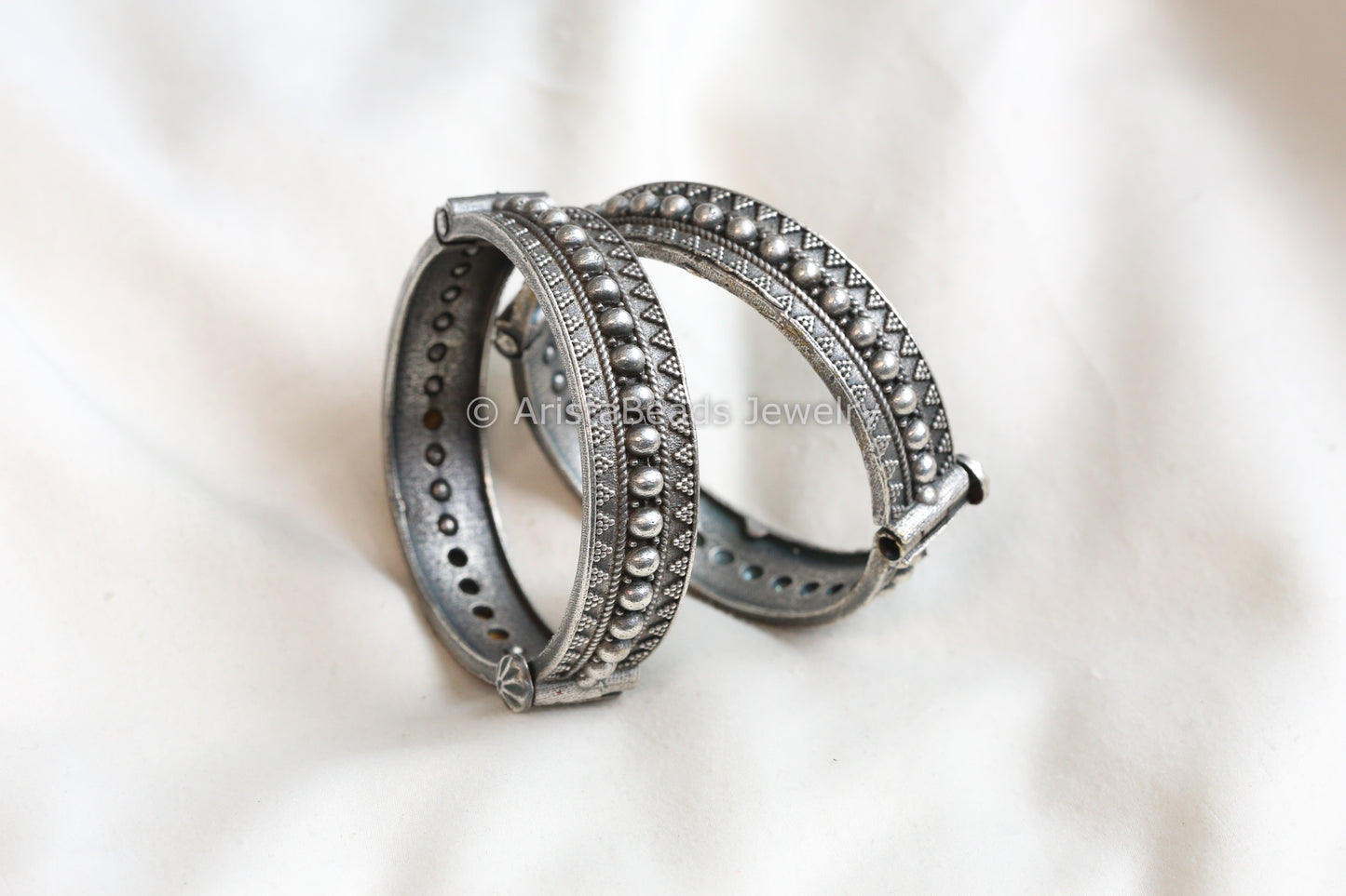 Openable Silver tone Bangle (2.6 Openable) (ABJ-B101-1)